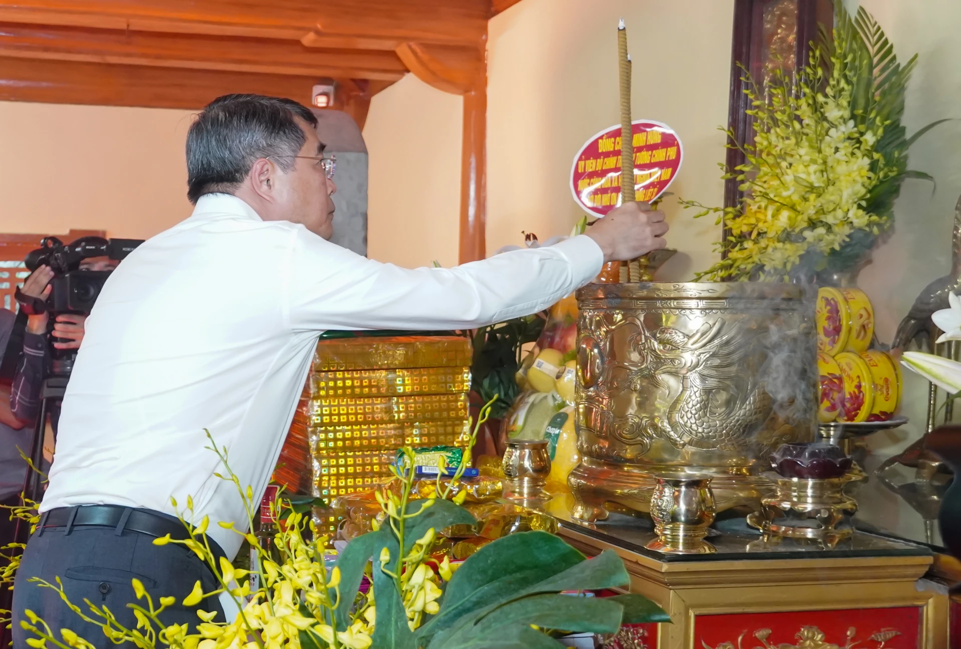 Thủ tướng Chính phủ Lê Minh Hưng dâng hương tưởng nhớ các Anh hùng, liệt sĩ.