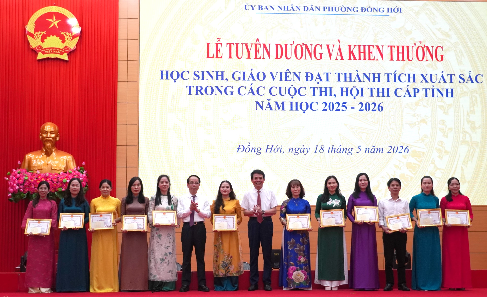 Lãnh đạo phường Đồng Hới trao thưởng các thầy cô giáo có thành tích trong bồi dưỡng học sinh giỏi - Ảnh: H.Tr
