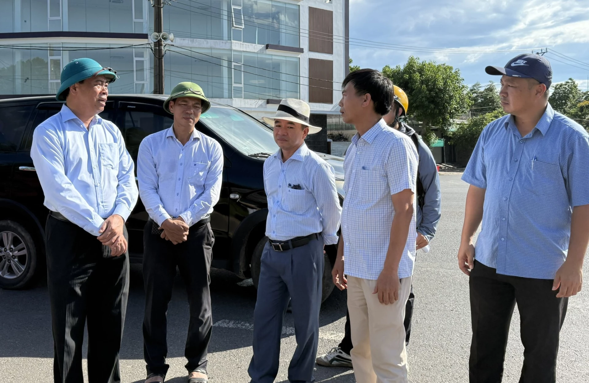 Đoàn công tác kiểm tra thực tế dự án Cải tạo vỉa hè đường Hùng Vương, phường Nam Đông Hà - Ảnh: Mỹ Nhị