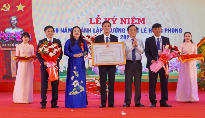 Kỷ niệm 60 năm thành lập Trường THPT Lê Hồng Phong