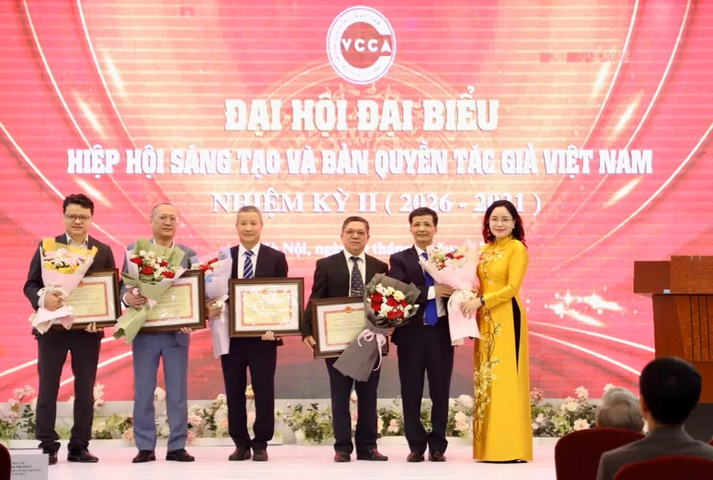 Thứ trưởng Trịnh Thị Thủy trao Bằng khen của Bộ trưởng Bộ Văn hóa, Thể thao và Du lịch ghi nhận kết quả và thành tích của Hiệp hội Sáng tạo và Bản quyền tác giả Việt Nam đã đạt được trong nhiệm kỳ I (2021-2026). (Ảnh: BVHTTDL)