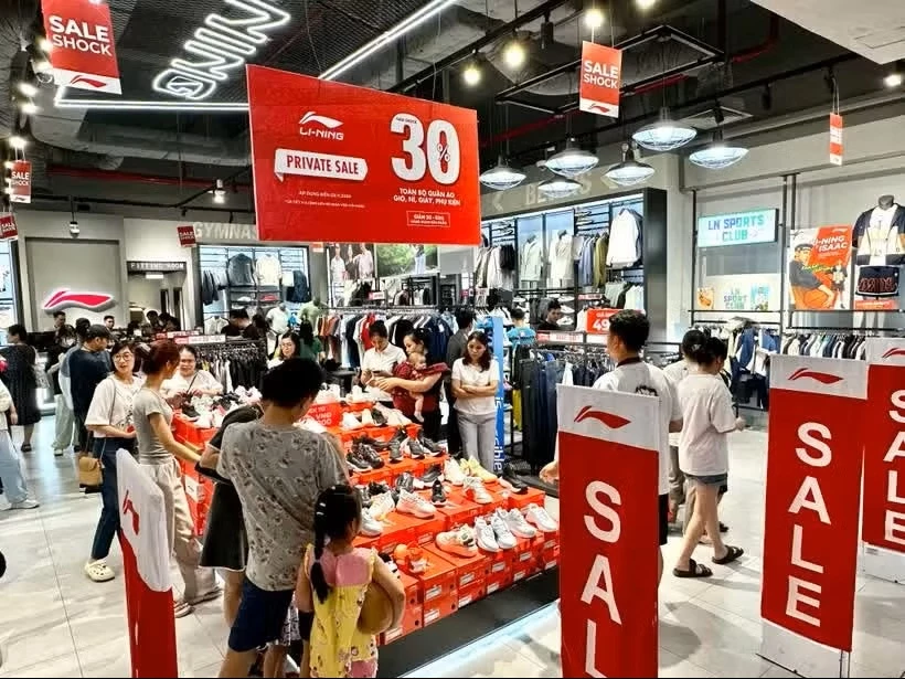 Doanh nghiệp tung ra nhiều chương trình khuyến mại, kích cầu tiêu dùng. (Ảnh: Đức Duy/Vietnam+)