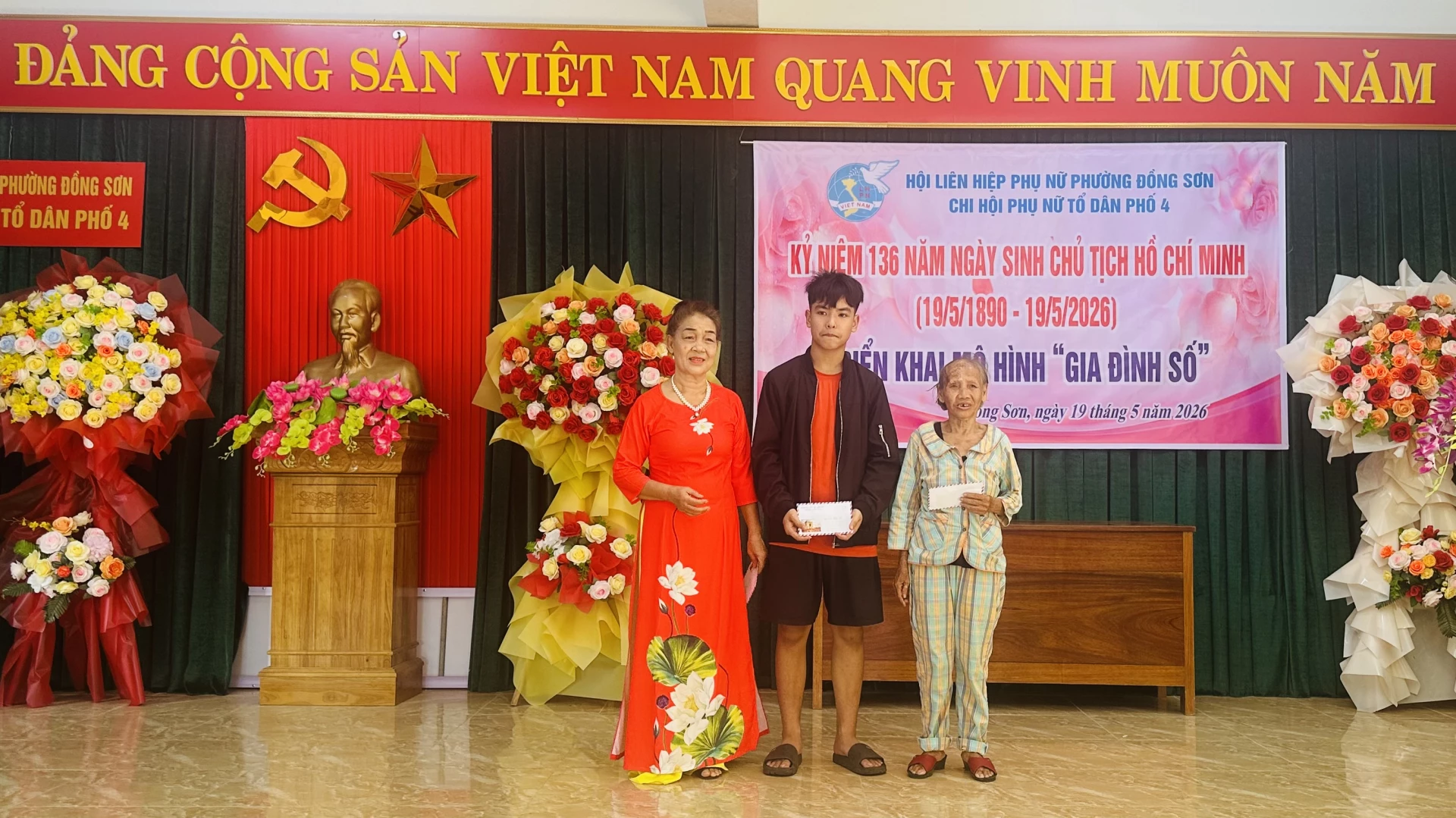 Chi hội phụ nữ TDP4, phường Đồng Sơn tặng quà cho các hội viên có hoàn cảnh khó khăn - Ảnh: B.N