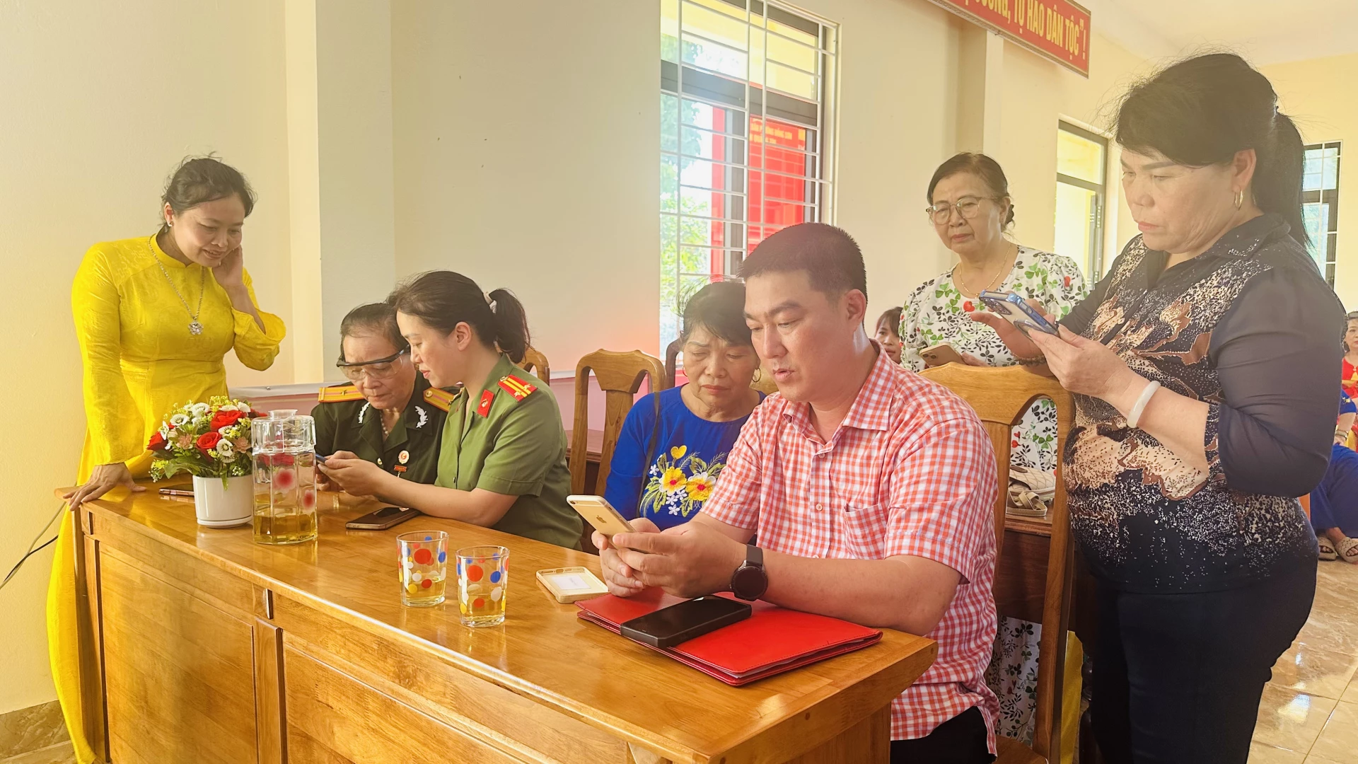Các hội viên phụ nữ được hướng dẫn cài đặt, sử dụng ứng dụng VneID - Ảnh: B.N