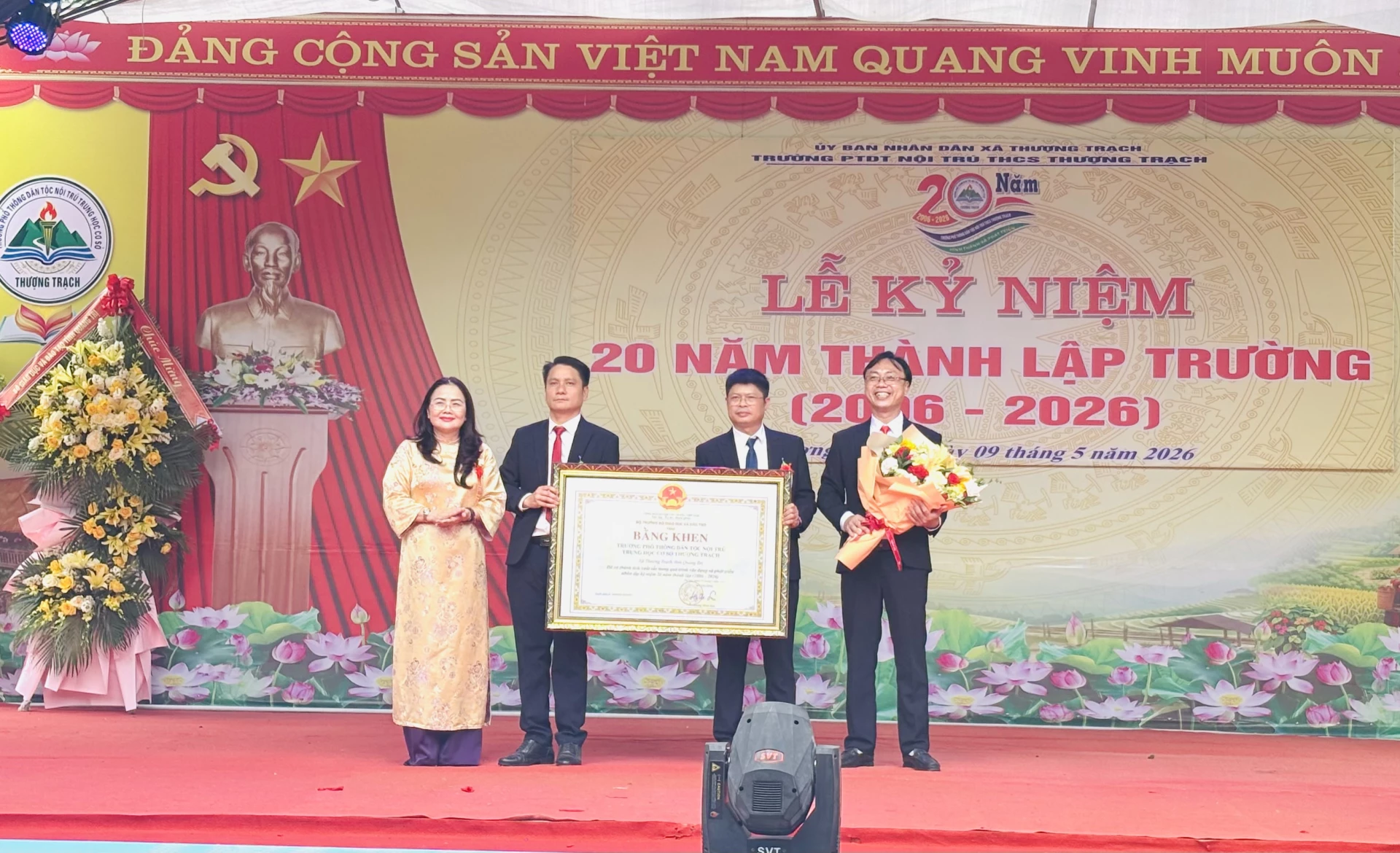 Trường PTDT Nội trú THCS Thượng Trạch vinh dự đón nhận Bằng khen của Bộ Giáo dục và Đào tạo - Ảnh: K.H