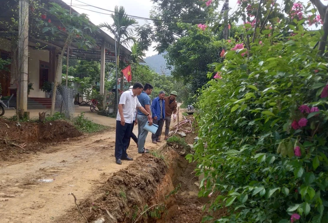 Ban giám sát đầu tư cộng đồng xã Tân Thành giám sát các công trình đầu tư trên địa bàn - Ảnh: K.H