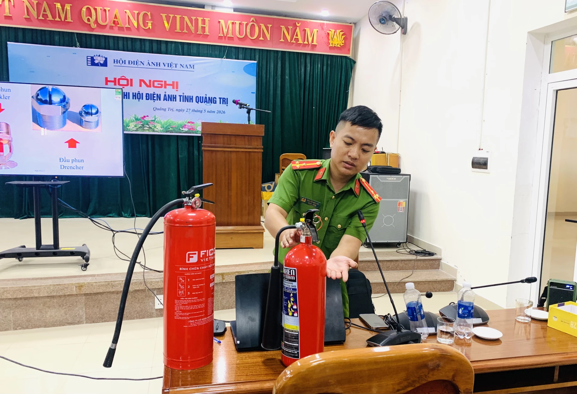 Cán bộ Phòng Cảnh sát PCCC và CNCH, Công an tỉnh hướng dẫn sử dụng bình chữa cháy - Ảnh: Đ.V