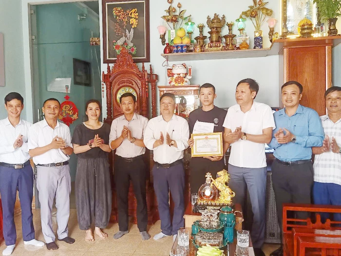 Khen thưởng đột xuất thanh niên dũng cảm cứu người bị đuối nước