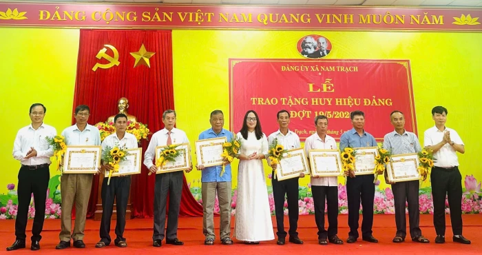 Toàn tỉnh có 1.574 đảng viên được tặng và truy tặng Huy hiệu Đảng