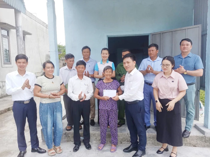 Ủy ban MTTQ Việt Nam xã Quảng Trạch tặng quà các đối tượng có hoàn cảnh đặc biệt khó khăn