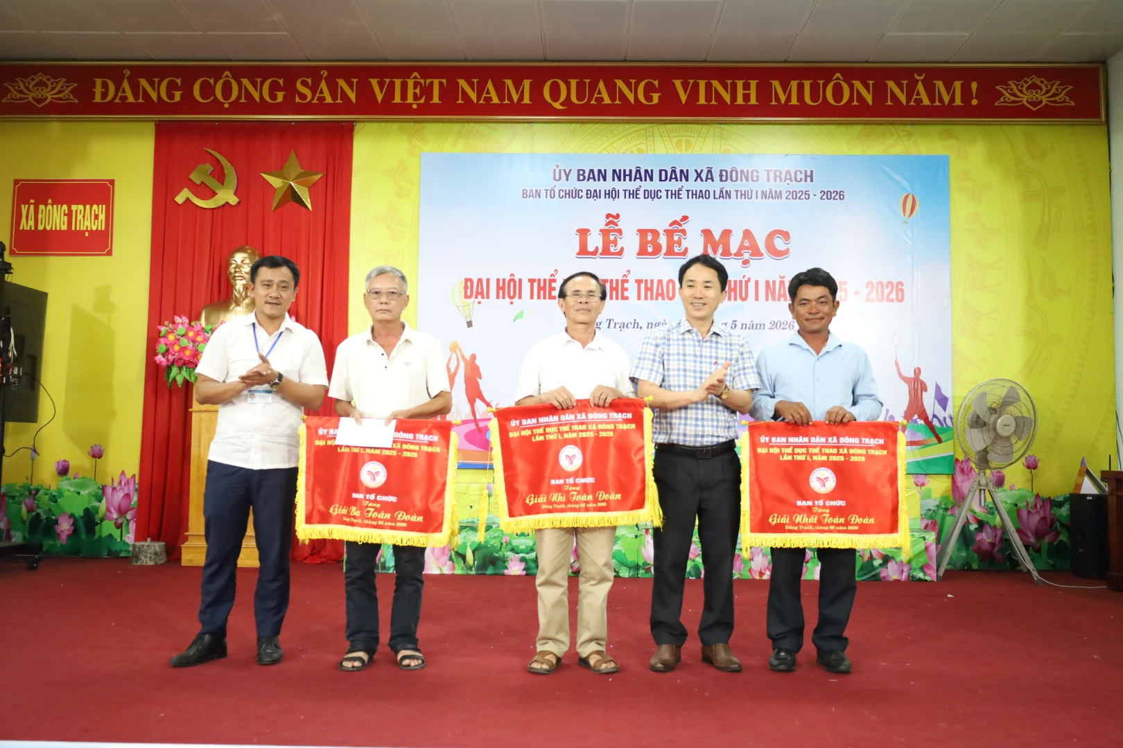 Giải nhất, nhì, ba đồng đội lần lượt được trao cho thôn 6, thôn Quốc lộ 1A và thôn Tân Lý. Ảnh: D.H