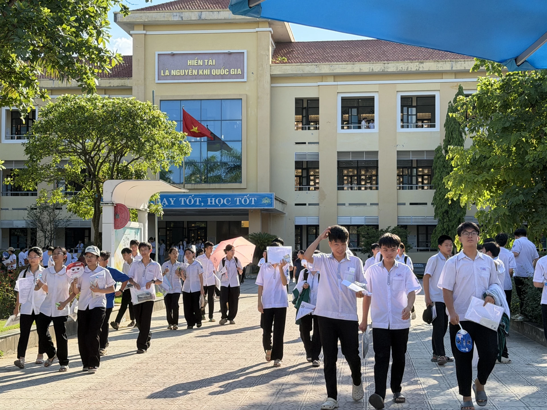 Rời phòng thi, đa số thí sinh đều cảm thấy tự tin vì đã làm tốt bài thi - Ảnh: Nh.V