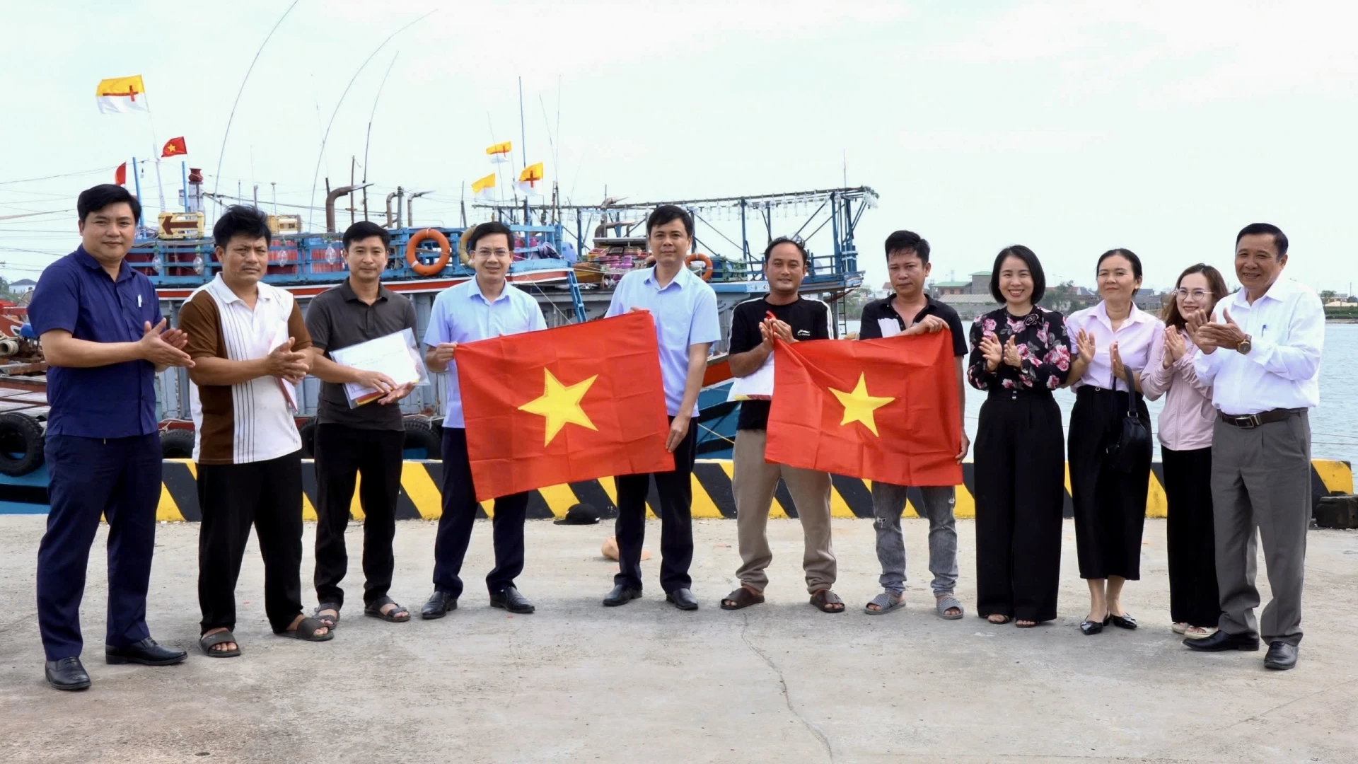  Các địa phương, đơn vị triển khai nhiều hoạt động nhằm tiếp sức cho ngư dân vươn khơi, bám biển-Ảnh: T.A