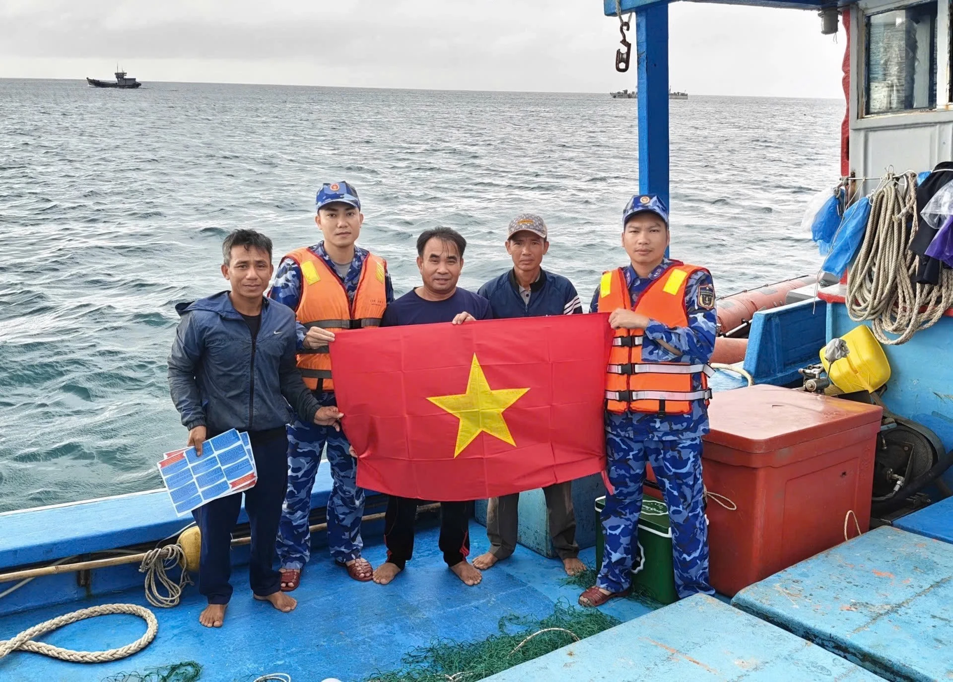 Hải đội 202, Bộ Tư lệnh Vùng Cảnh sát biển 2 trao tặng cờ Tổ quốc cho ngư dân-Ảnh: T.A

