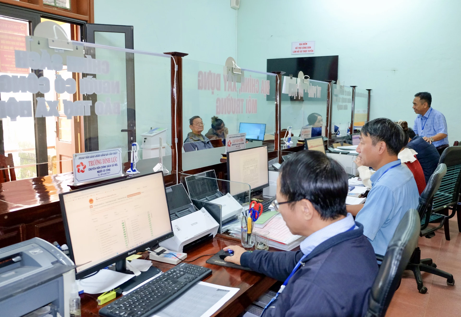 Cán bộ Trung tâm Phục vụ hành chính công xã Vĩnh Thủy giải quyết thủ tục hành chính cho người dân theo hướng nhanh gọn, thuận tiện, minh bạch - Ảnh: T.A
