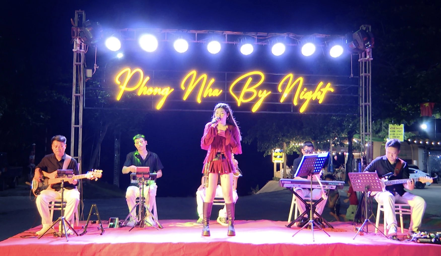 Một tiết mục trong “Đêm nhạc cuối tuần - Về Miền di sản Phong Nha” - Ảnh: H.N