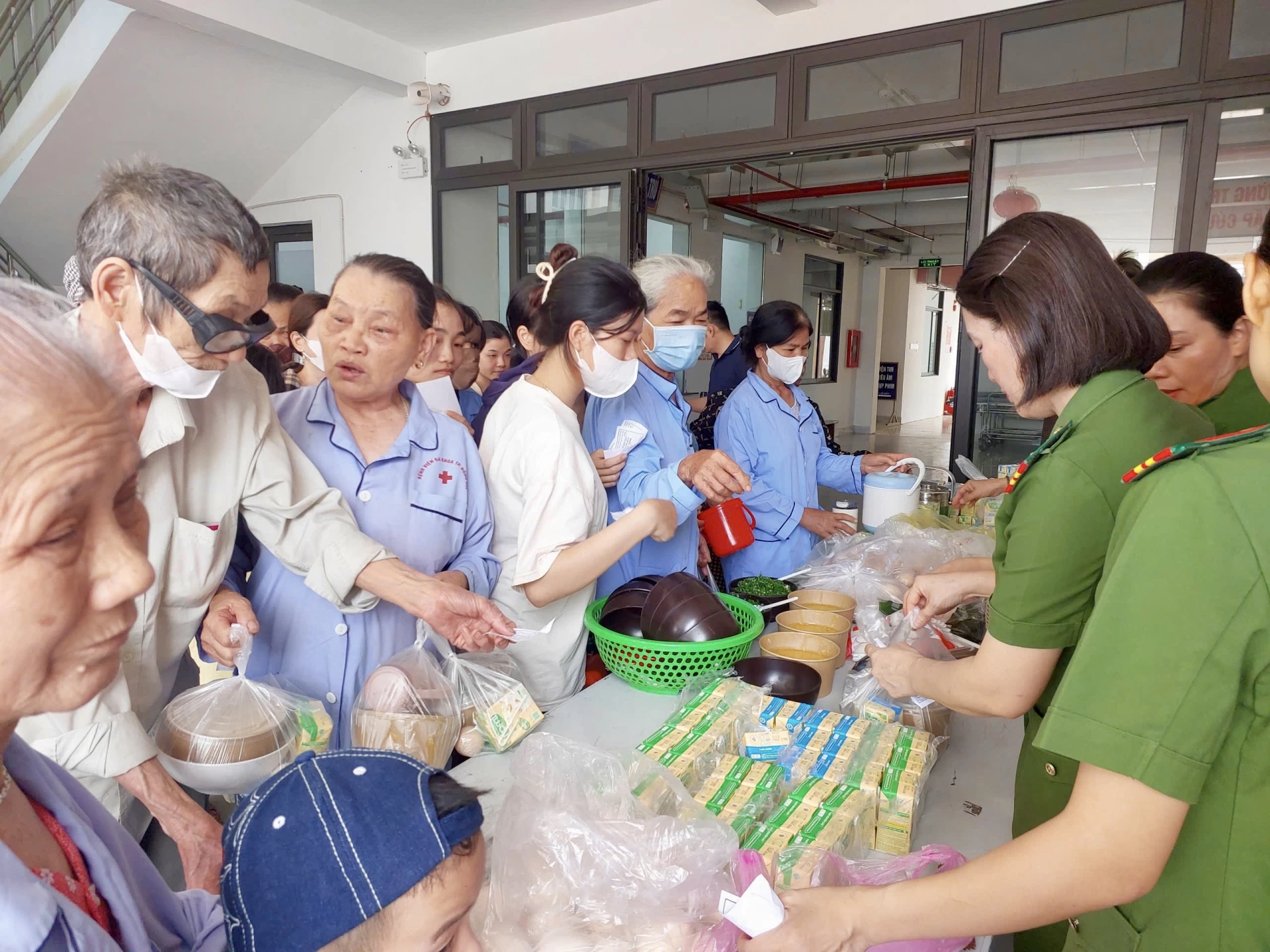 Câu lạc bộ Chúng tôi hát vì những mảnh đời khó khăn Quảng Bình phối hợp với Hội Phụ nữ Phòng Cảnh sát hình sự, Công an tỉnh tổ chức Nồi cháo yêu thương vào giữa tháng 5/2026-Ảnh: CLBCC

