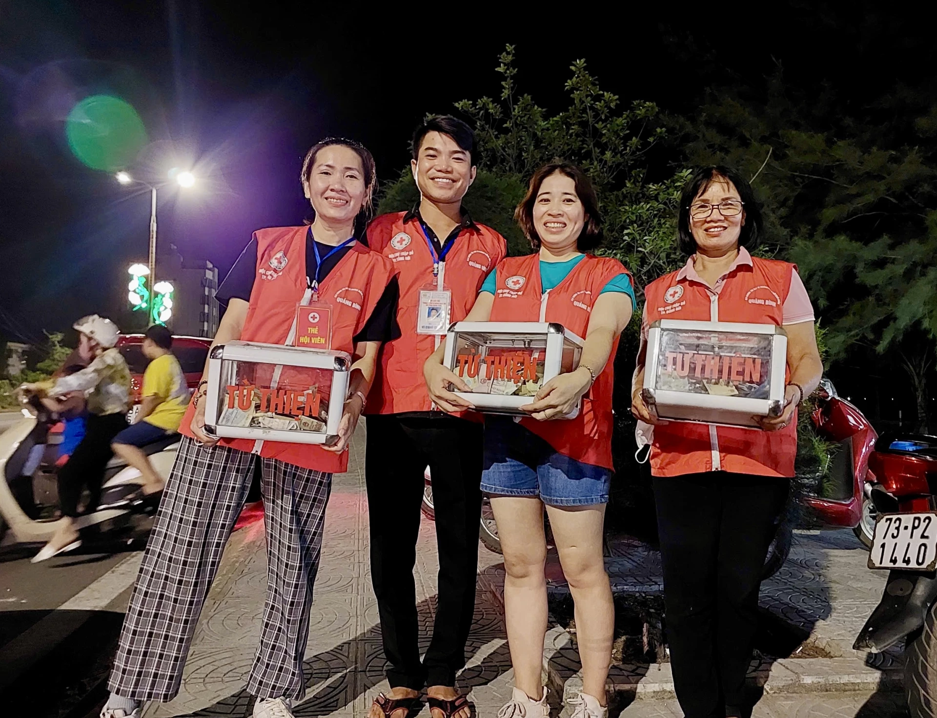 Các thành viên câu lạc bộ tranh thủ đi hát tại các nhà hàng, quán ăn, chương trình giao lưu để gây quỹ-Ảnh: CLBCC 

