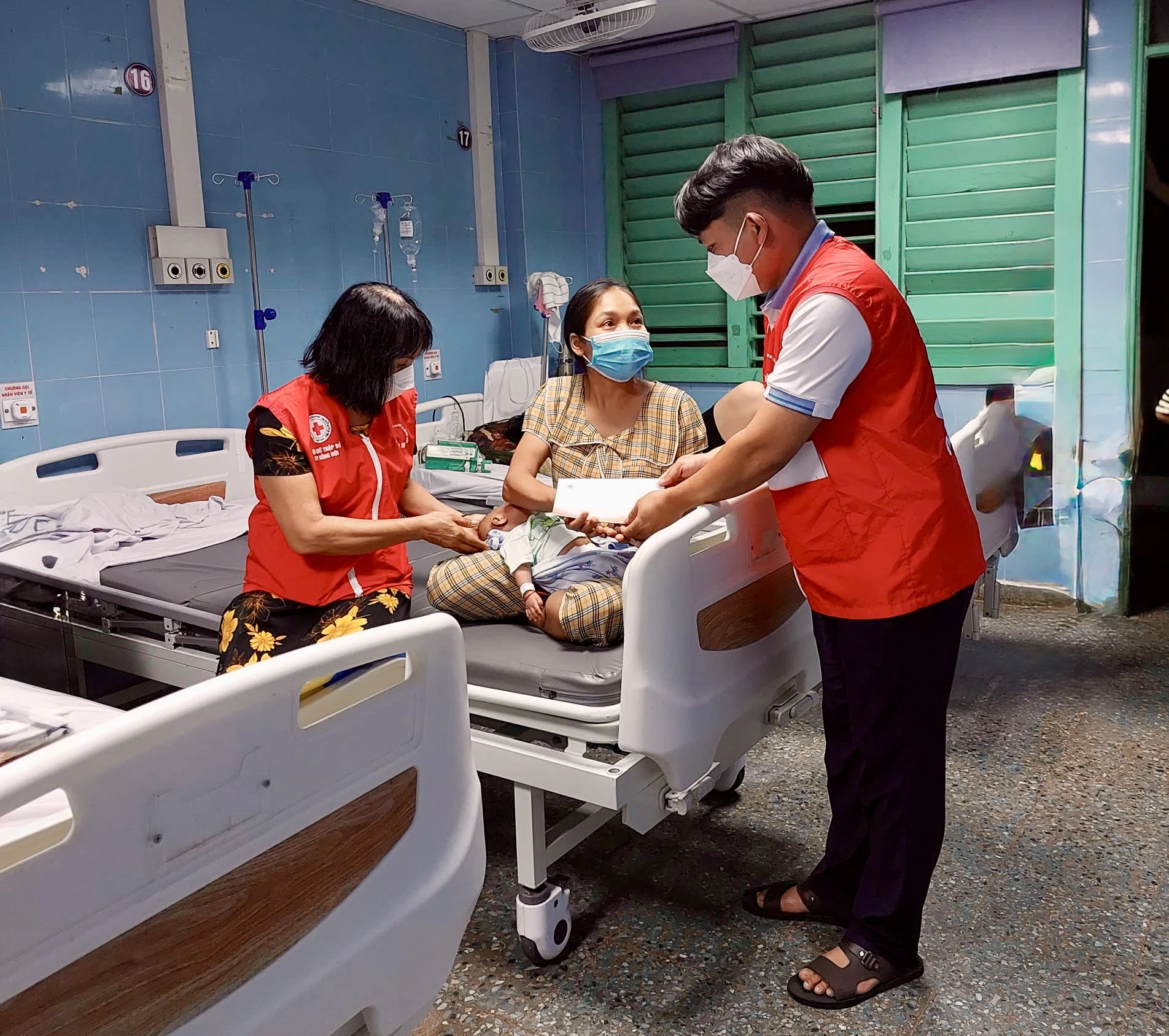 Ngoài tổ chức Nồi cháo yêu thương, Câu lạc bộ Chúng tôi hát vì những mảnh đời khó khăn Quảng Bình còn gây quỹ để hỗ trợ tiền mặt cho những bệnh nhân hoàn cảnh khó khăn-Ảnh: CLBCC