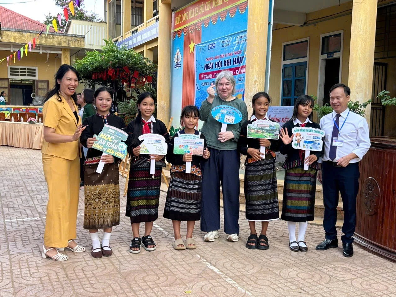  Đoàn tham gia Ngày hội Khí hậu tại Trường phổ thông dân tộc bán trú tiểu học và THCS Ba Tầng (xã A Dơi)-Ảnh: T.A

