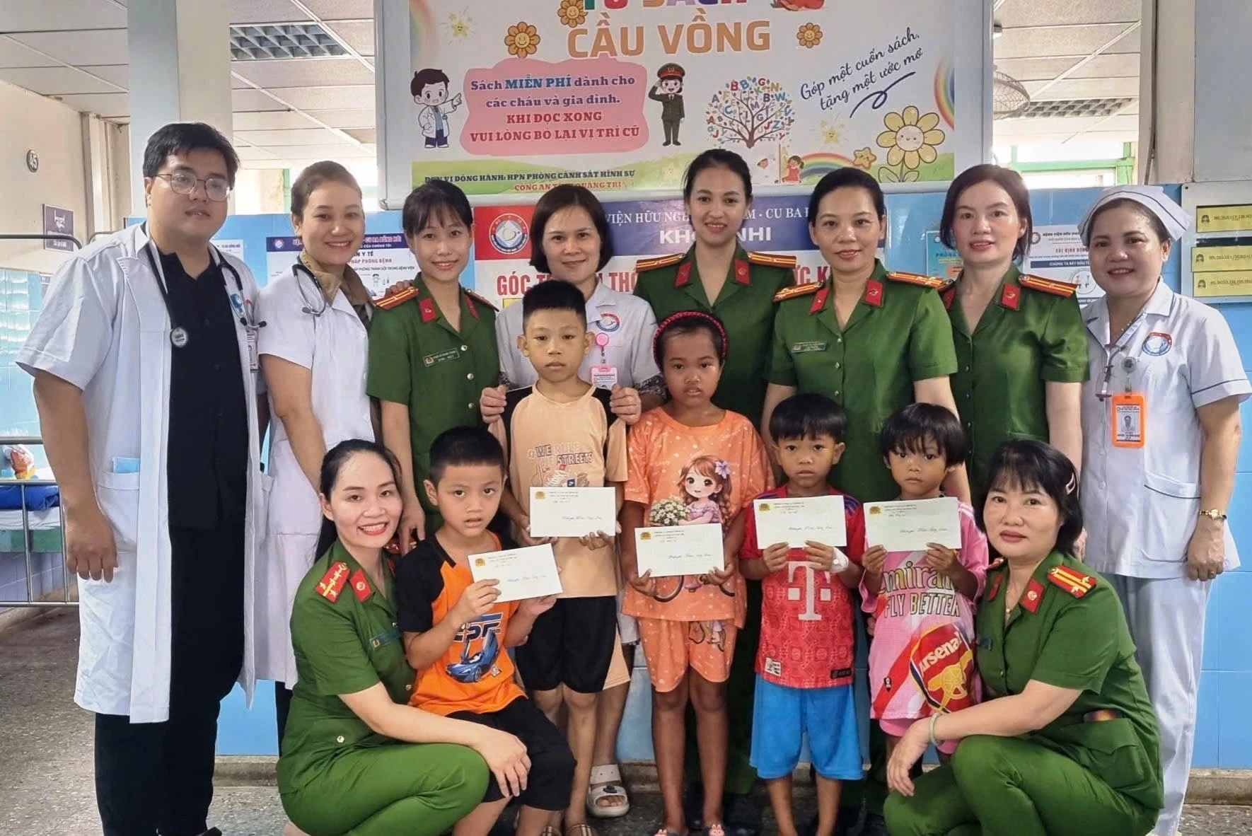 Trao quà hỗ trợ các cháu mắc bệnh về máu có hoàn cảnh khó khăn-Ảnh T.A