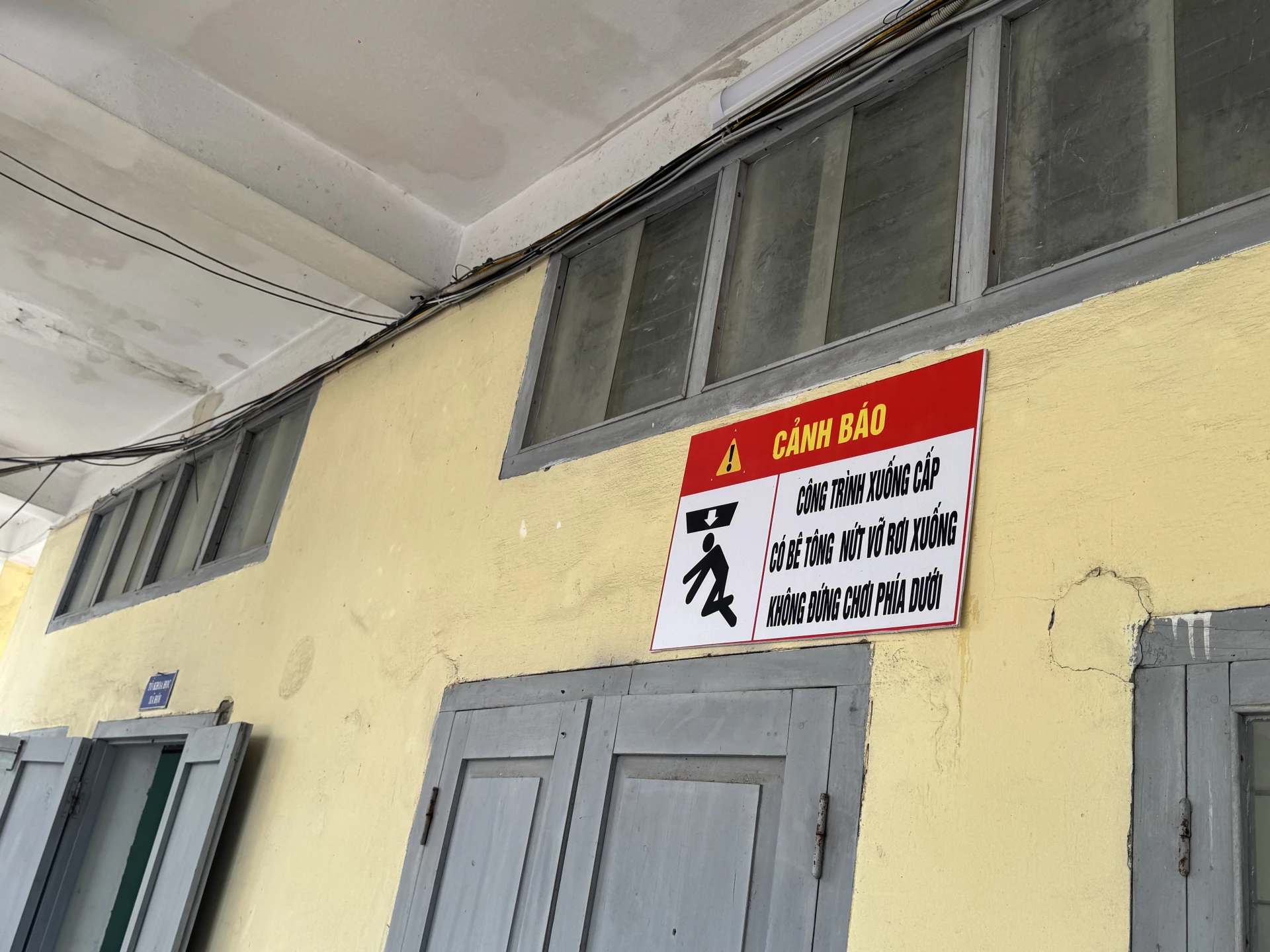 Nhà trường treo bảng cảnh báo an toàn để tránh sự cố đáng tiếc- Ảnh: Mai Linh 