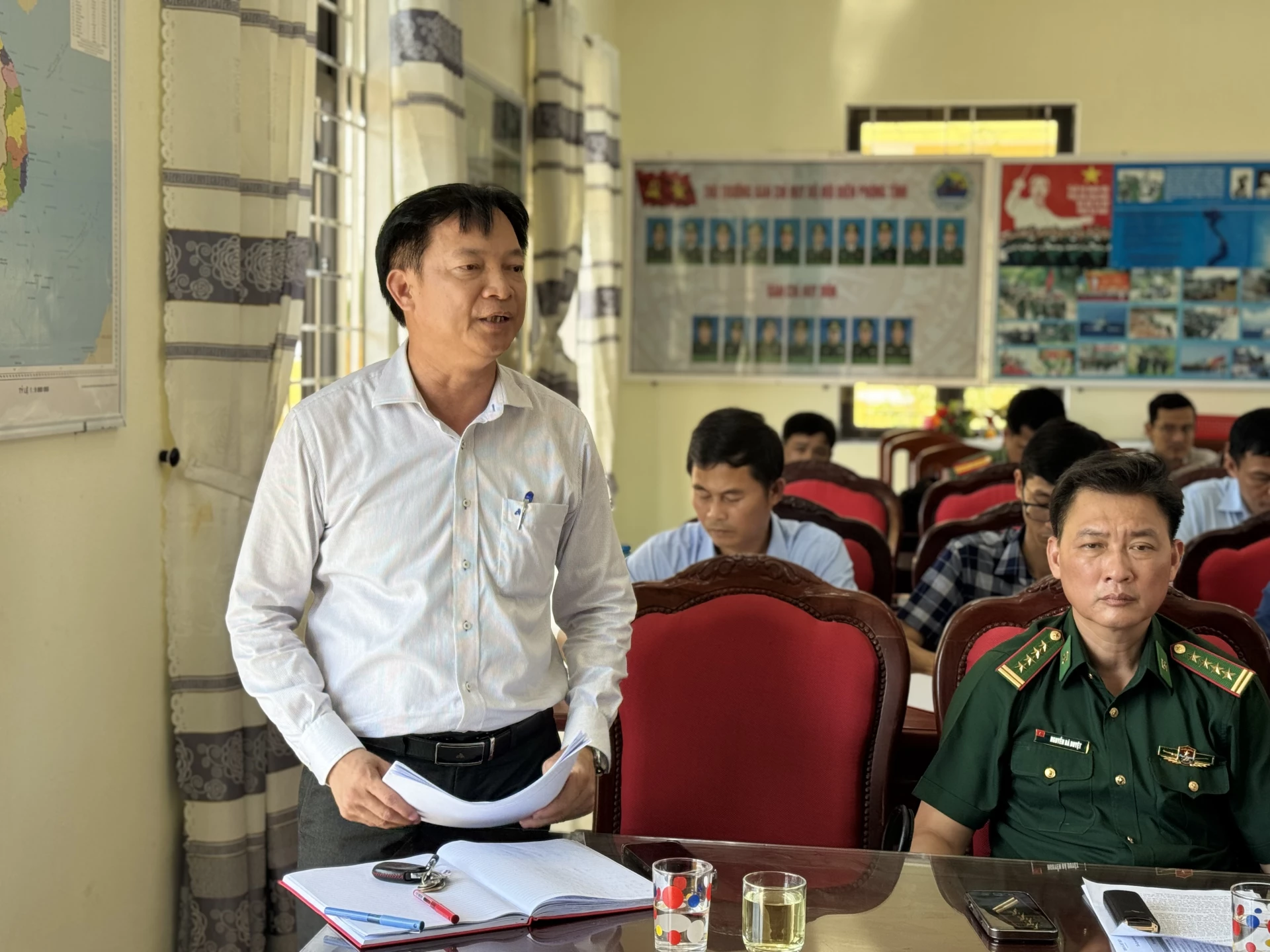Đại diện UBND xã Mỹ Thuỷ báo cáo tiến độ GPMB tại Vũng quay tàu- Ảnh: Mai Linh