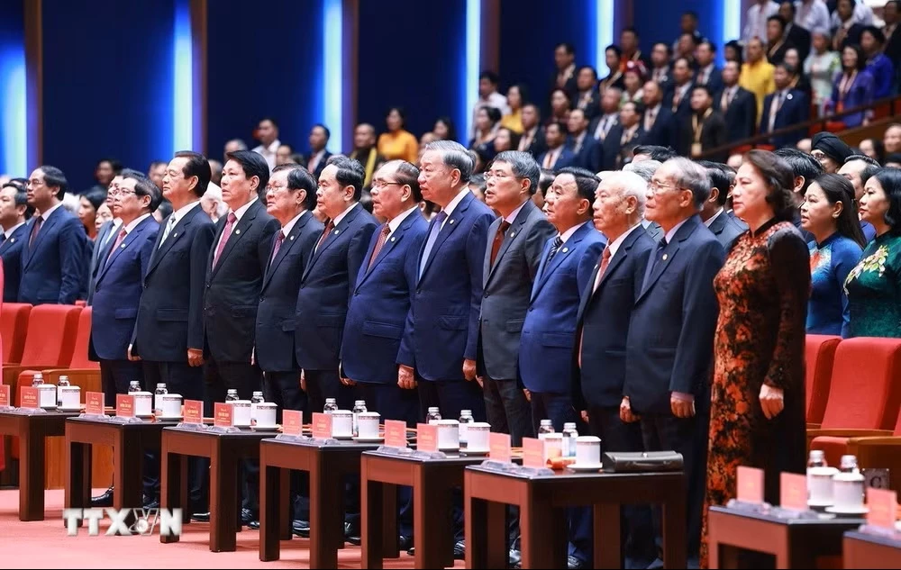 Tổng Bí thư, Chủ tịch nước Tô Lâm cùng các đại biểu thực hiện nghi lễ chào cờ. (Ảnh: Dương Giang/TTXVN)