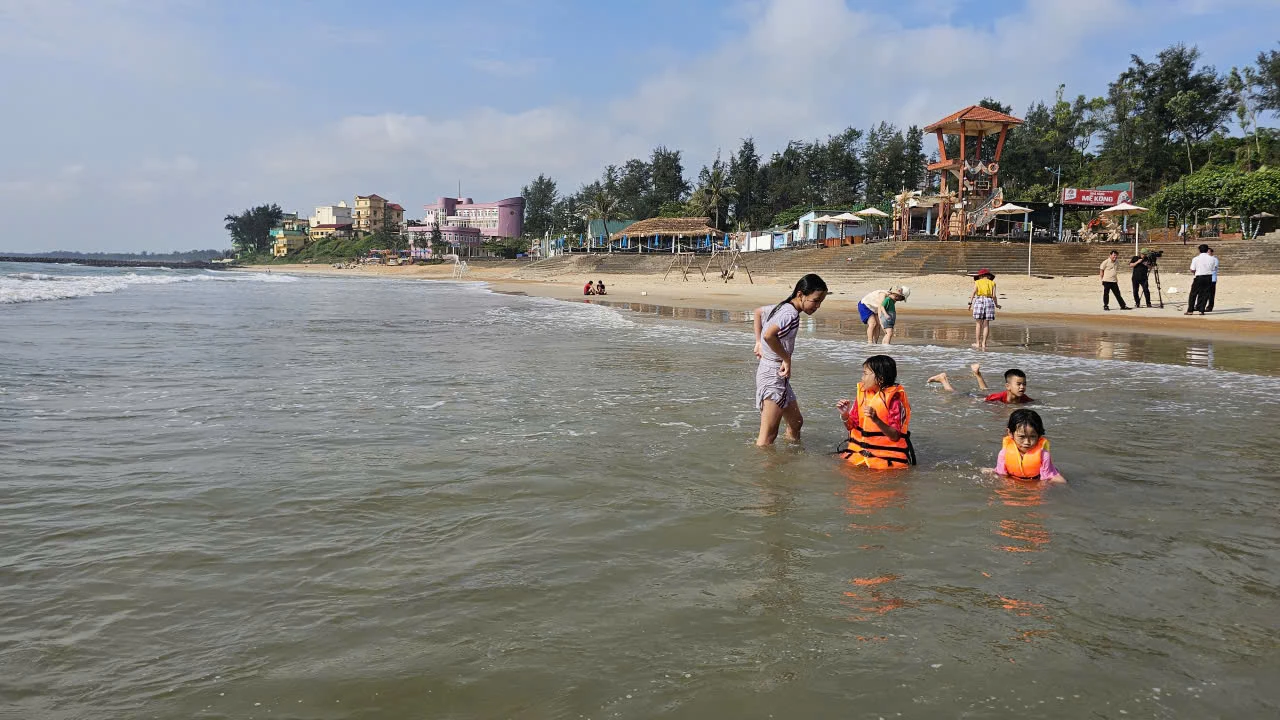 Hình thành thói quen mặc áo phao khi tắm biển là biện pháp đơn giản và hiệu quả nhất để bảo vệ bản thân trước những sự cố bất ngờ. - Ảnh: PK 	Tải


