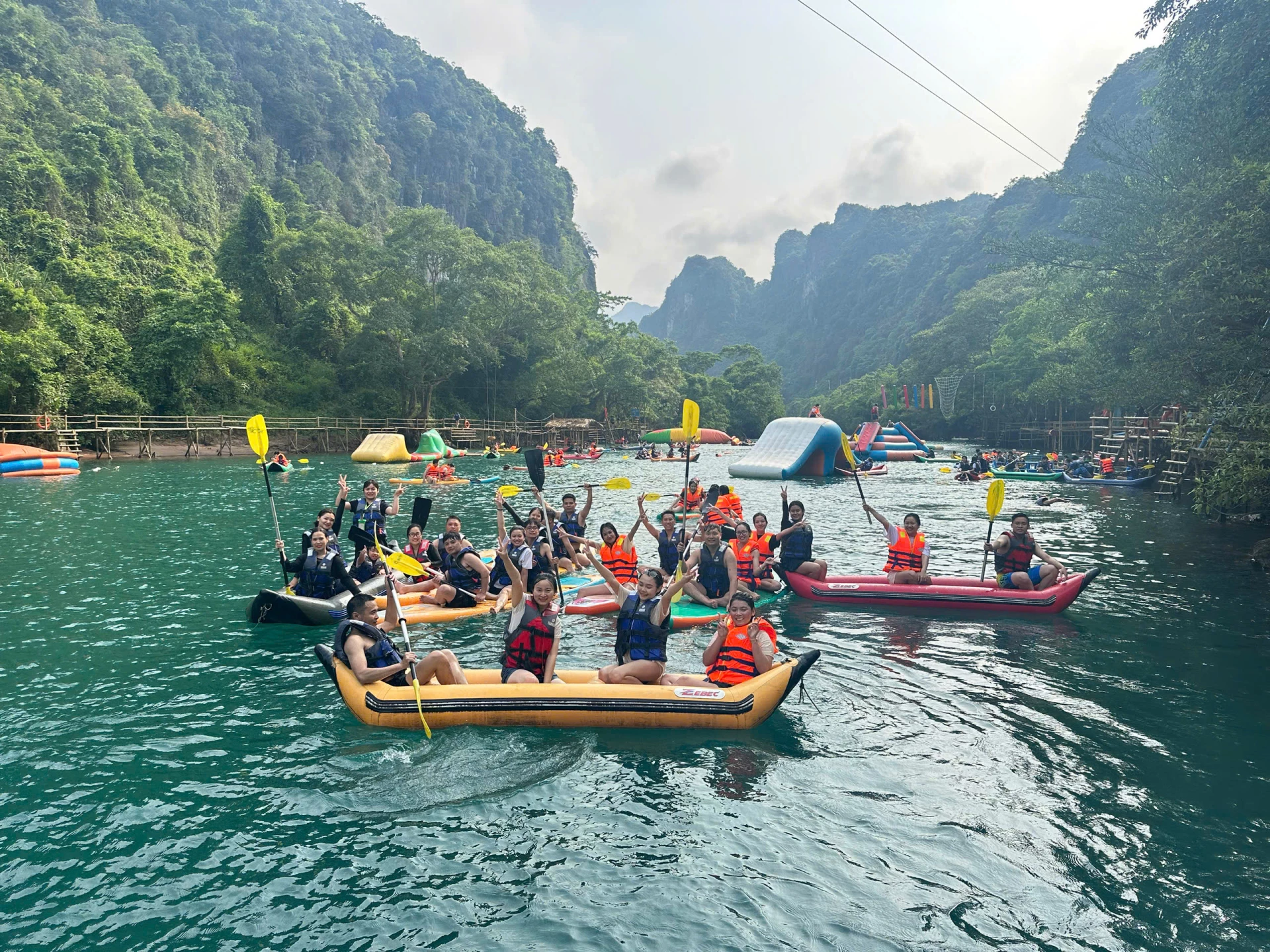 Du khách trải nghiệm các sản phẩm du lịch thuộc Vườn quốc gia Phong Nha-Kẻ Bàng.