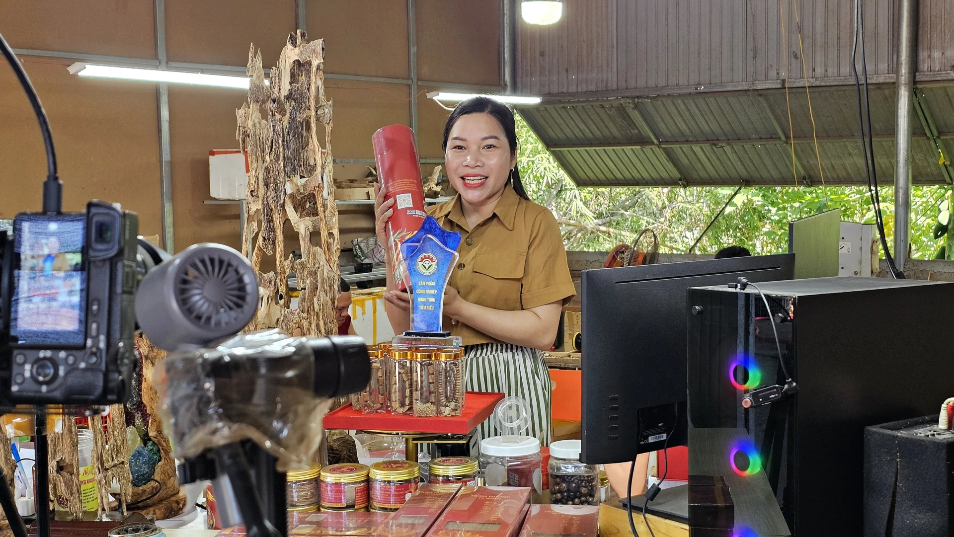 Chị Trịnh Thị Ái, Giám đốc Công ty Cổ phần Xưởng Mộc Việt livestream quảng bá các sản phẩm trầm hương của công ty trên nền tảng mạng xã hội - Ảnh: L.A