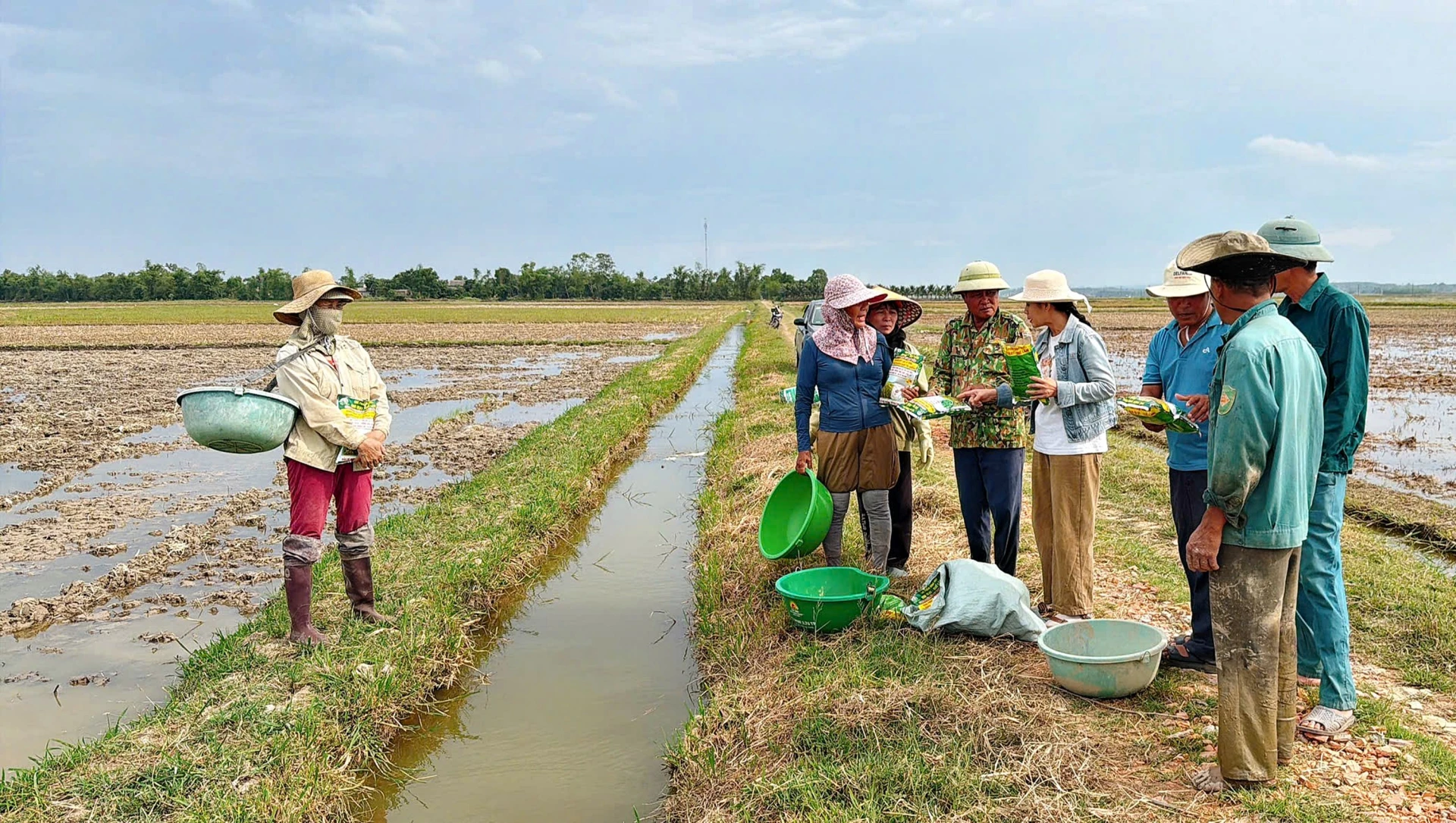 Nông dân được hướng dẫn cách sử dụng chế phẩm sinh học xử lý rơm rạ - Ảnh: L.A