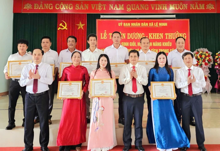 Khen thưởng giáo viên, học sinh đạt thành tích cao trong năm học 2025-2026
