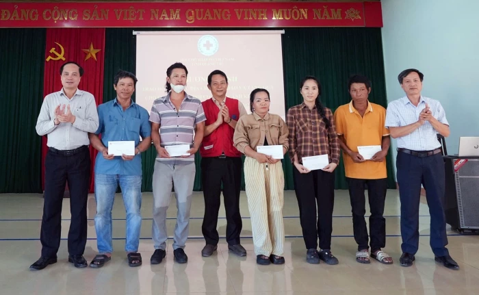 Trao quà cho người dân có hoàn cảnh khó khăn ở xã Lệ Ninh