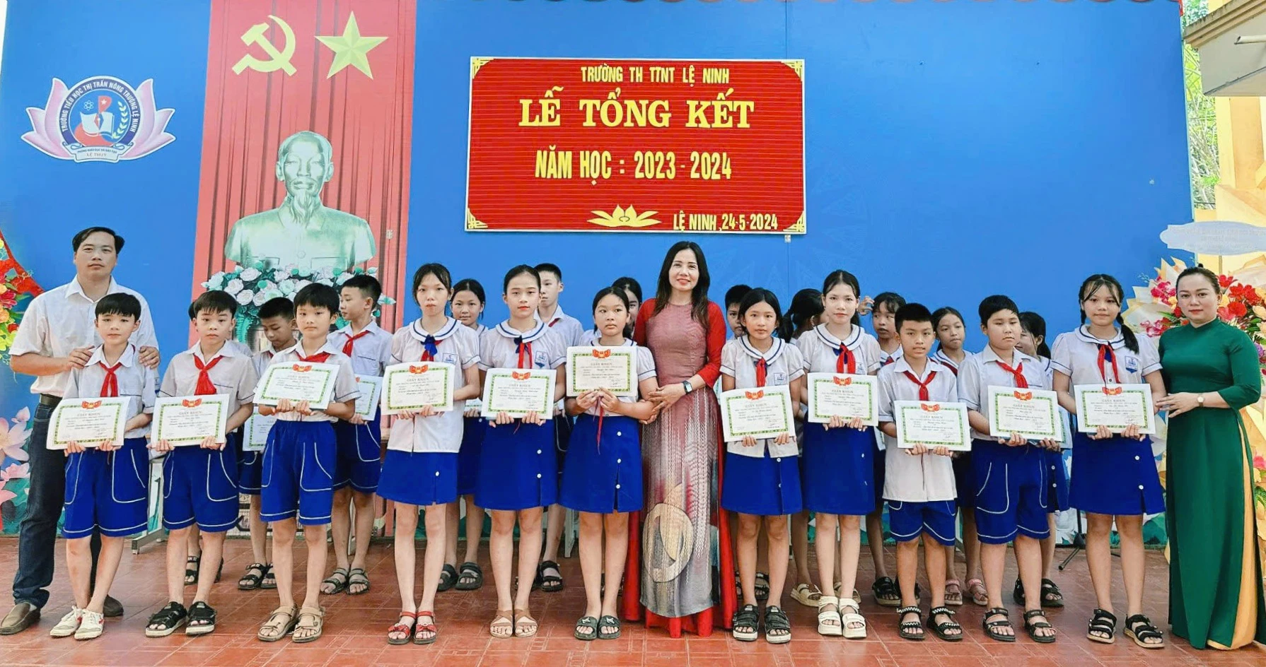 Hội Khuyến học xã Lệ Ninh khen thưởng các em học sinh đạt thành tích cao trong học tập - Ảnh: L.L