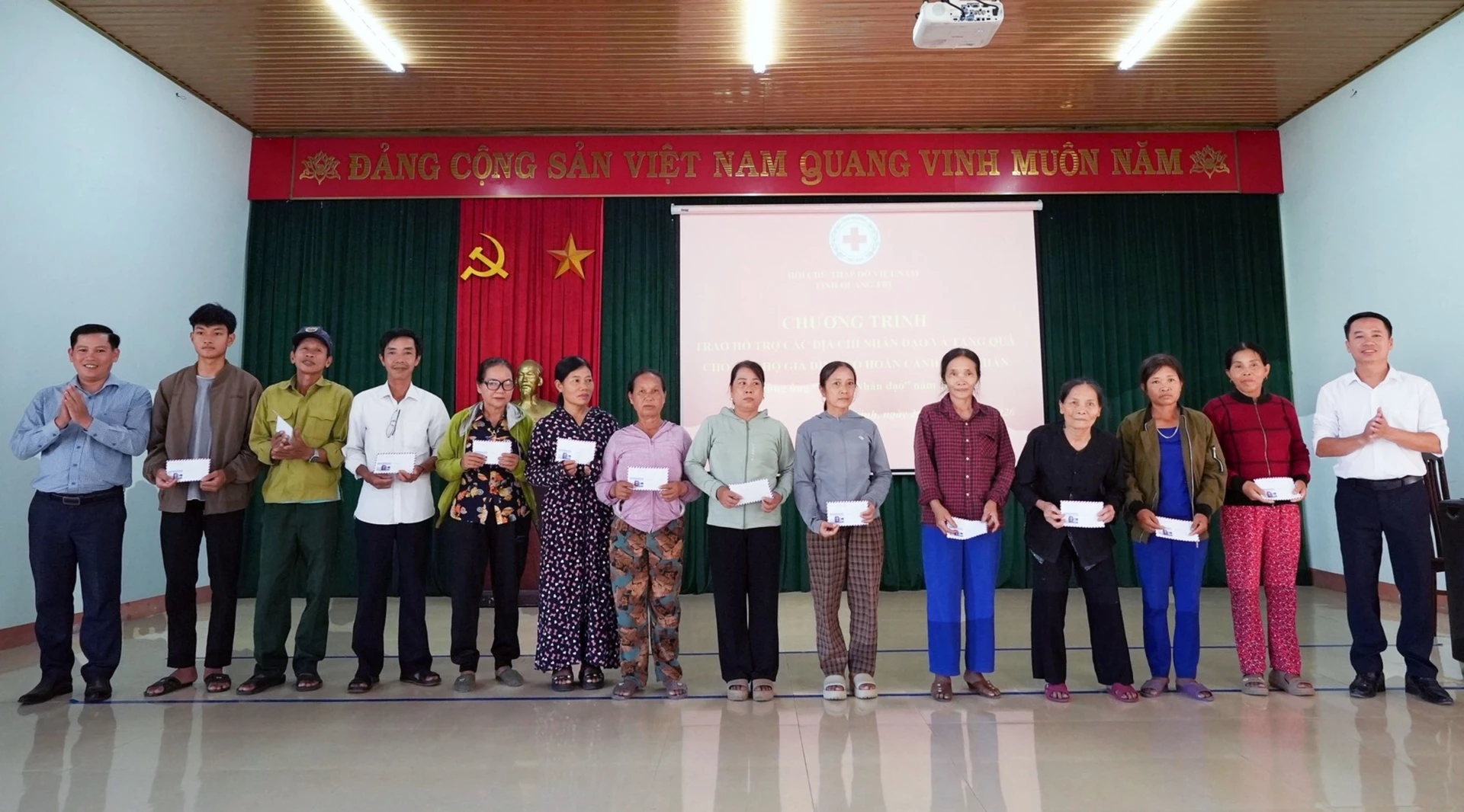 Lãnh đạo xã Lệ Ninh trao quà cho các gia đình có hoàn cảnh khó khăn, mắc bệnh hiểm nghèo trên địa bàn xã- Ảnh: L.Chi.