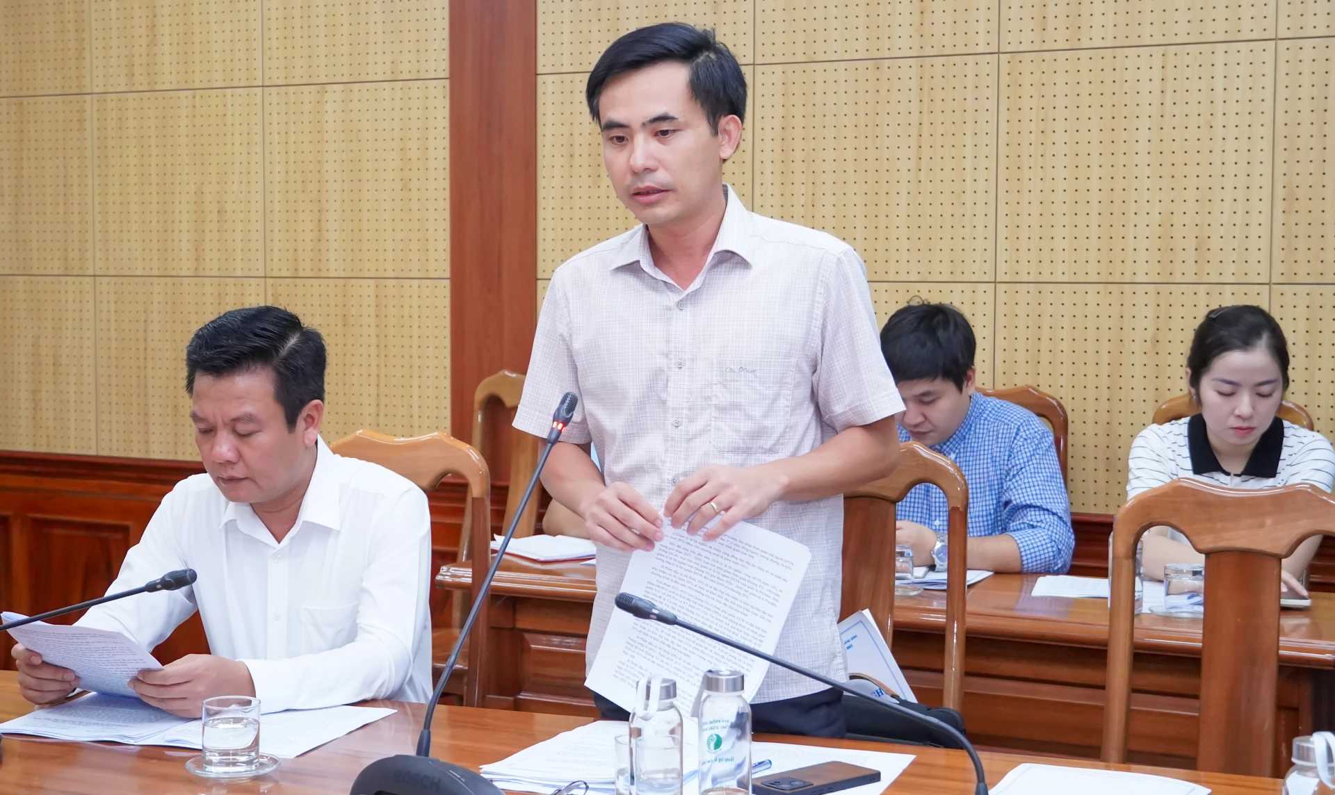đại diện lãnh đạo Sở Nông nghiệp và Môi trường đã báo cáo quá trình triển khai xây dựng các dự thảo Nghị quyết- Ảnh: N.H