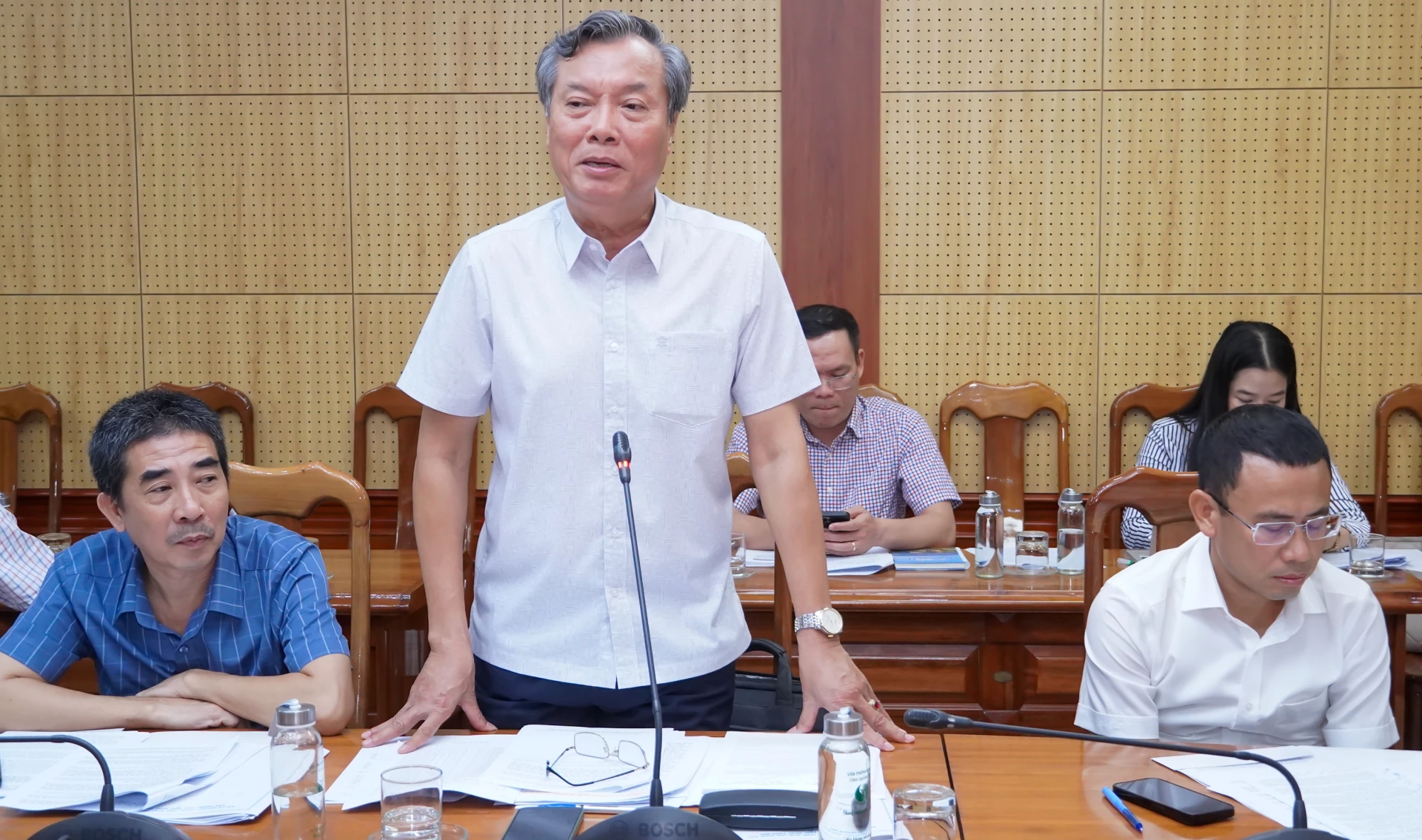 Các đại biểu thảo luận tại cuộc họp - Ảnh: N.H