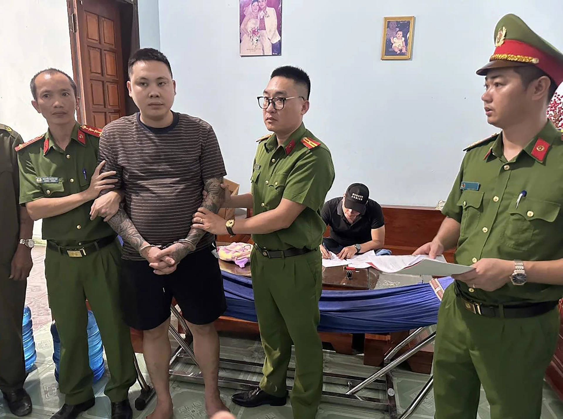 Cơ quan Công an đọc lệnh khám xét nơi ở của đối tượng Đoàn Văn Mười - Ảnh: HL