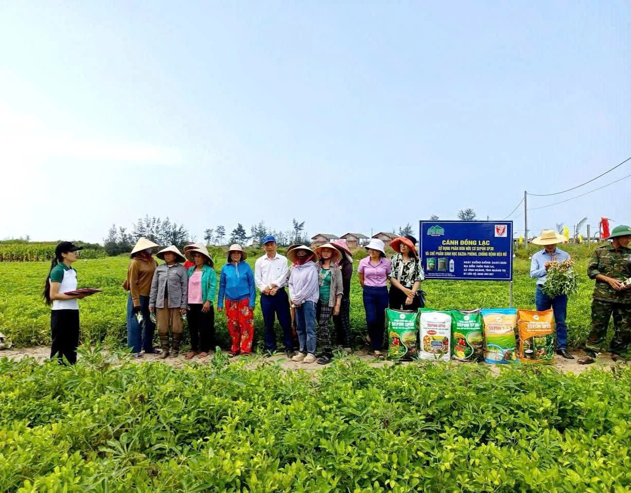 Cán bộ kỹ thuật của doanh nghiệp tập huấn sản xuất lạc hữu cơ cho nông dân xã Vĩnh Hoàng - Ảnh: M.L