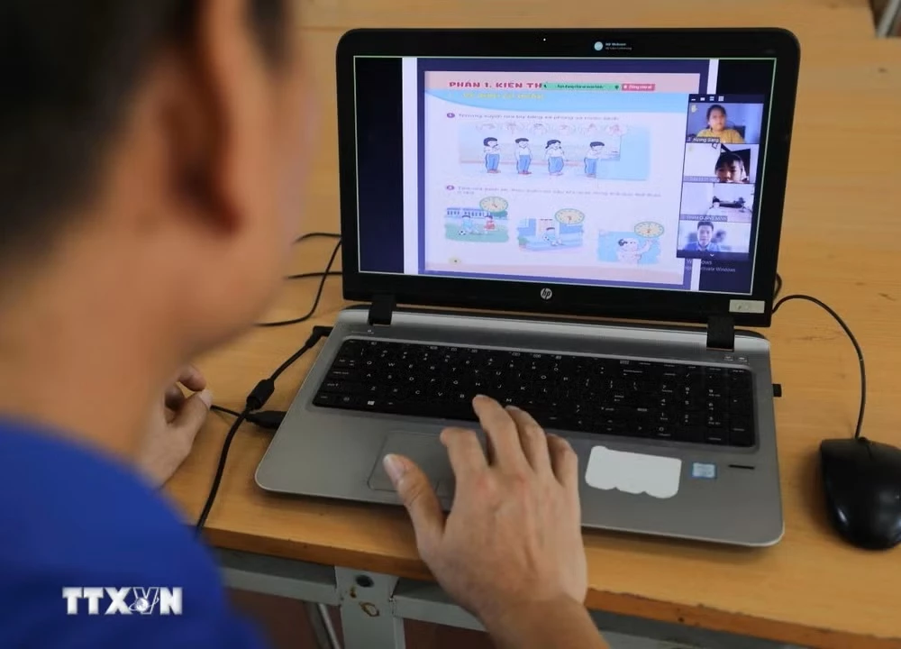 Phấn đấu 100% hộ nghèo, hộ cận nghèo cả nước có nhu cầu được hỗ trợ sử dụng dịch vụ truy nhập Internet. (Ảnh minh họa: Thanh Tùng/TTXVN)