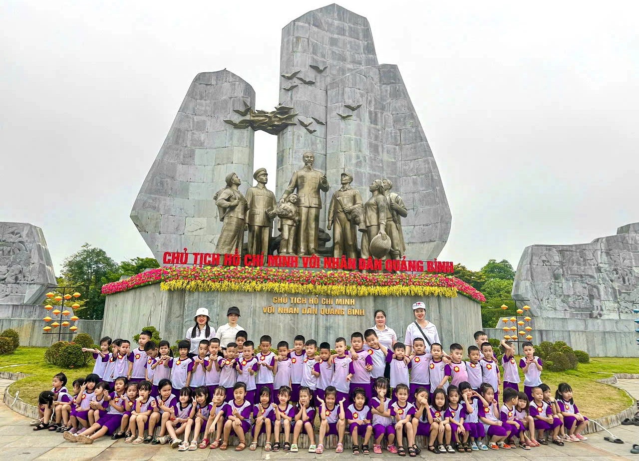 Hoạt động trải nghiệm tham quan Quảng trường Hồ Chí Minh của cô và trò Trường mầm non Phú Hải - Ảnh: P.V