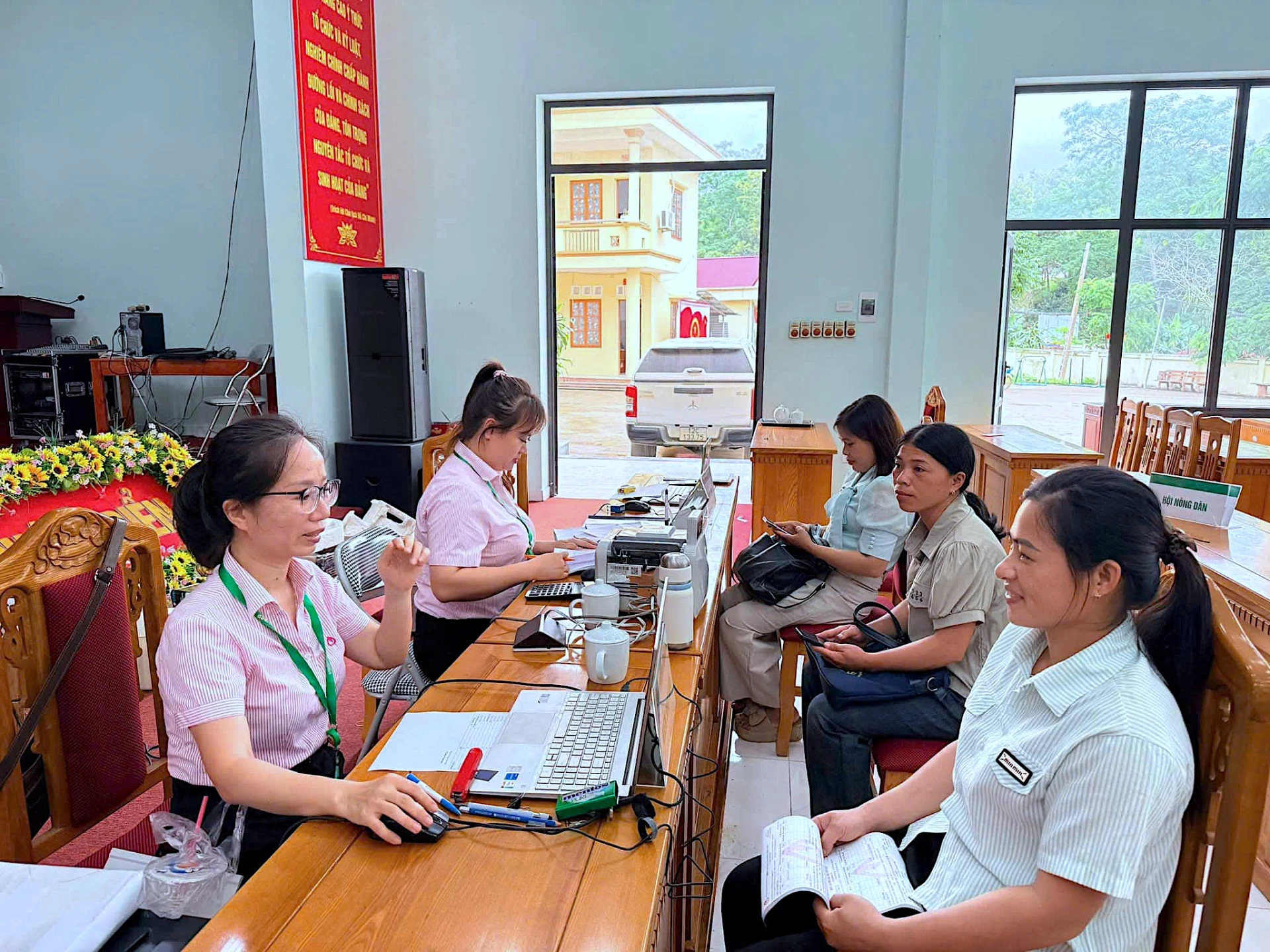 Phòng giao dịch NHCSXH Ba Đồn có 16 điểm giao dịch xã, phường và quản lý 224 tổ tiết kiệm và vay vốn hoạt động có hiệu quả - Ảnh: Quang Ngọc.