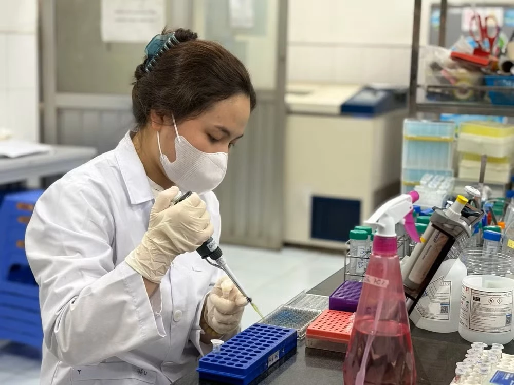 Nguyễn Nhật Ly thực hiện thí nghiệm tại Trường Đại học Khoa học Tự nhiên. (Ảnh: Phạm Mai/Vietnam+)