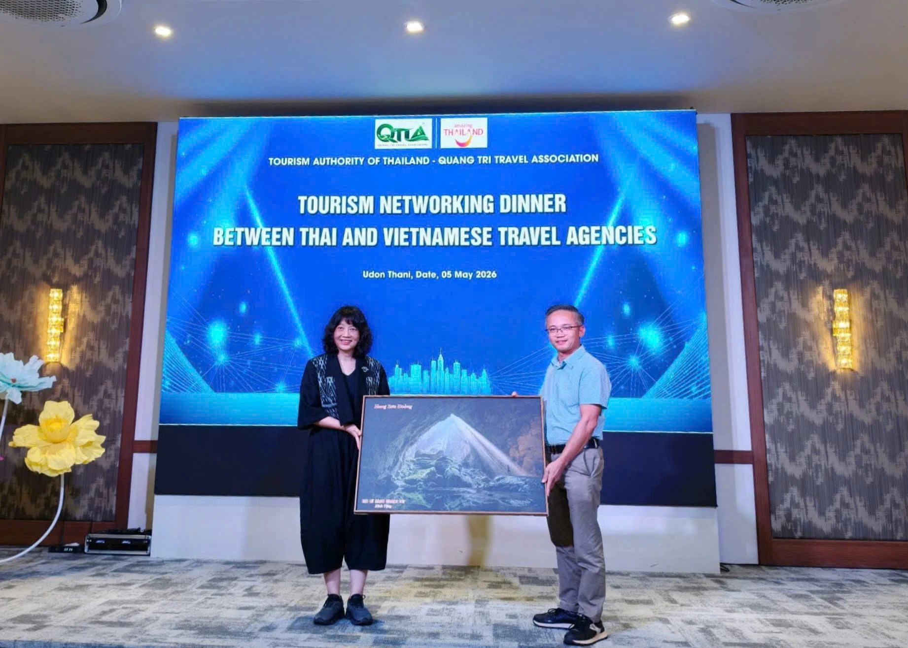 Đại diện Hội Lữ hành Quảng Trị tặng quà lưu niệm Lãnh đạo Tổng cục Du lịch Thái Lan - Ảnh: N.B