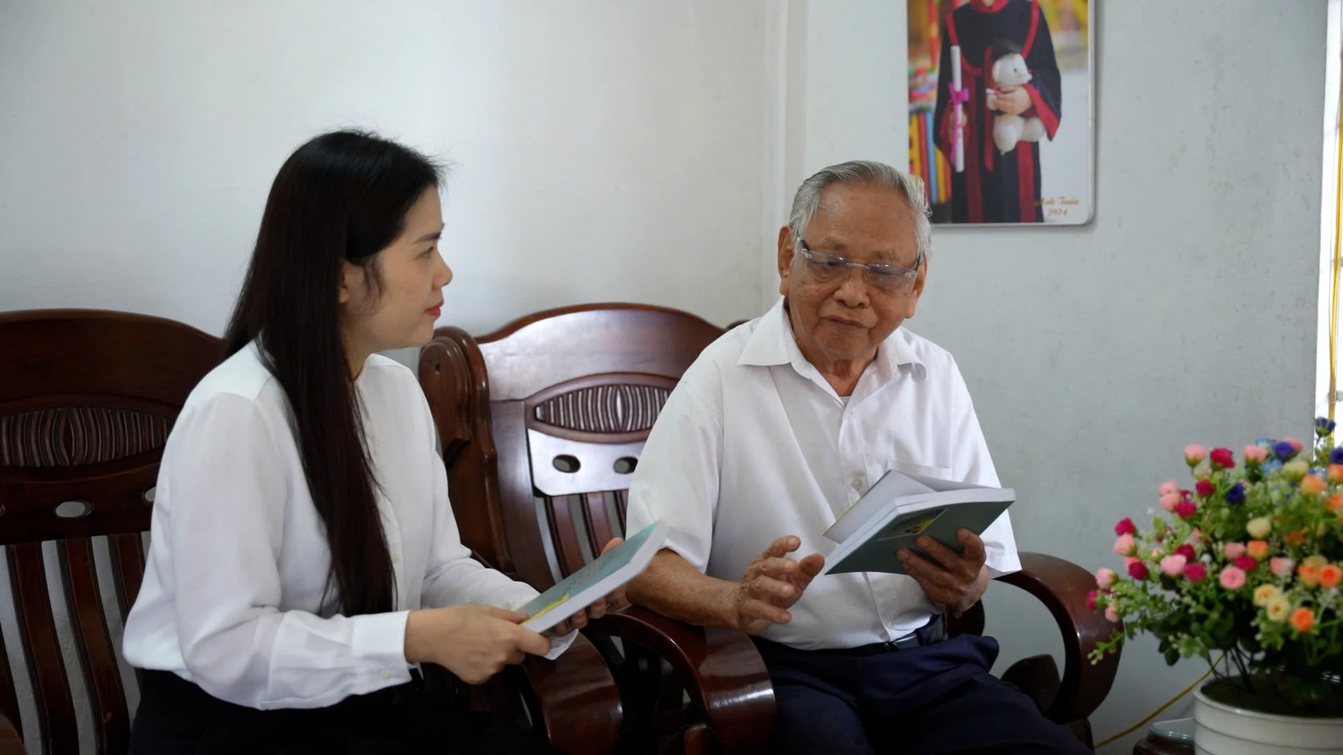 Nghệ nhân ưu tú Vũ Mạnh Thi (bên phải) chia sẻ niềm đam mê với dân ca - Ảnh: A.T