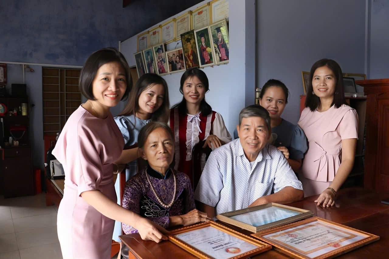 Vợ chồng ông Nguyễn Đức Văn cùng các con - Ảnh: L.N