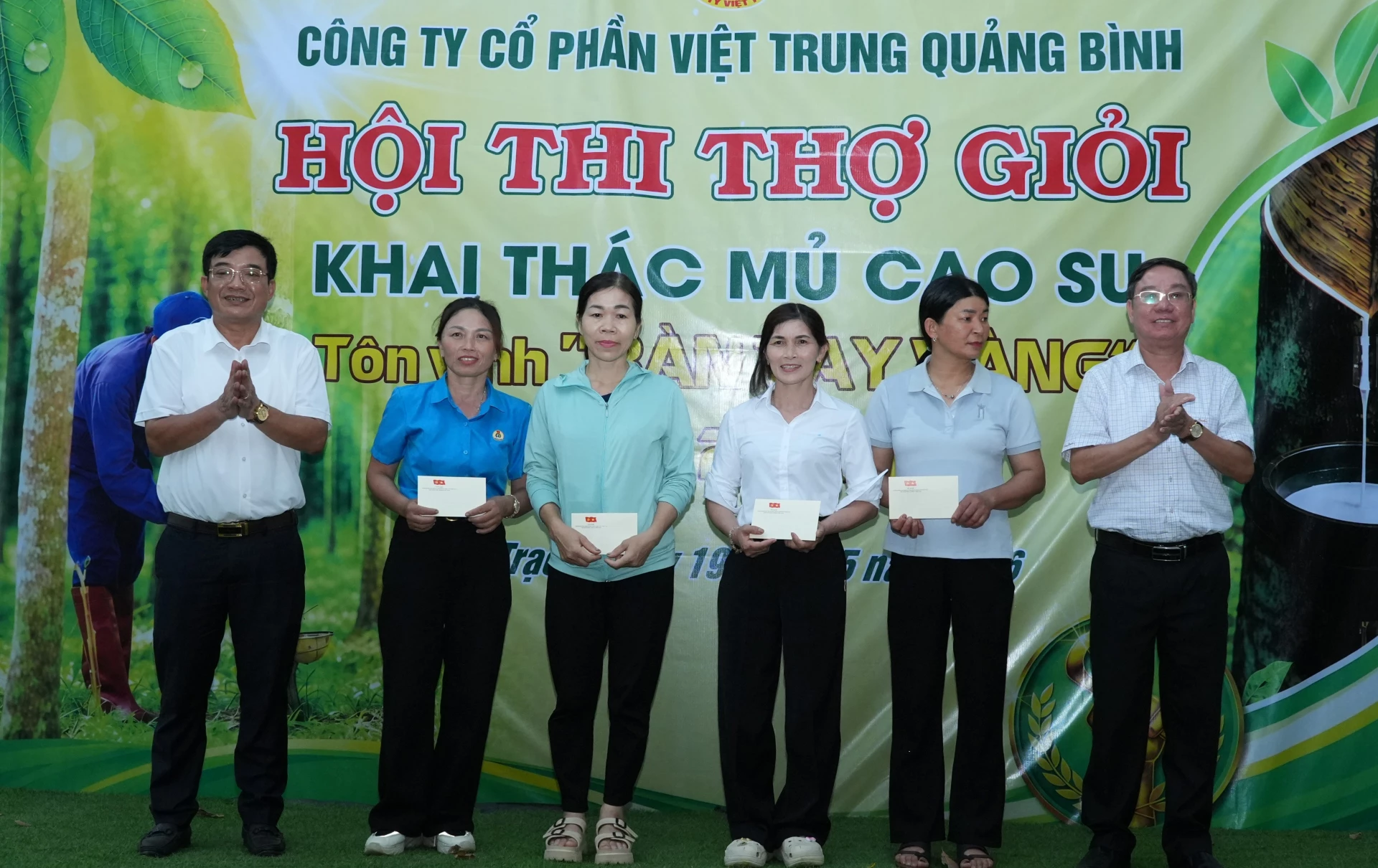Đại diện lãnh đạo LĐLĐ tỉnh và Công ty CP Việt Trung trao quà cho công nhân có hoàn cảnh khó khăn -Ảnh: H.C