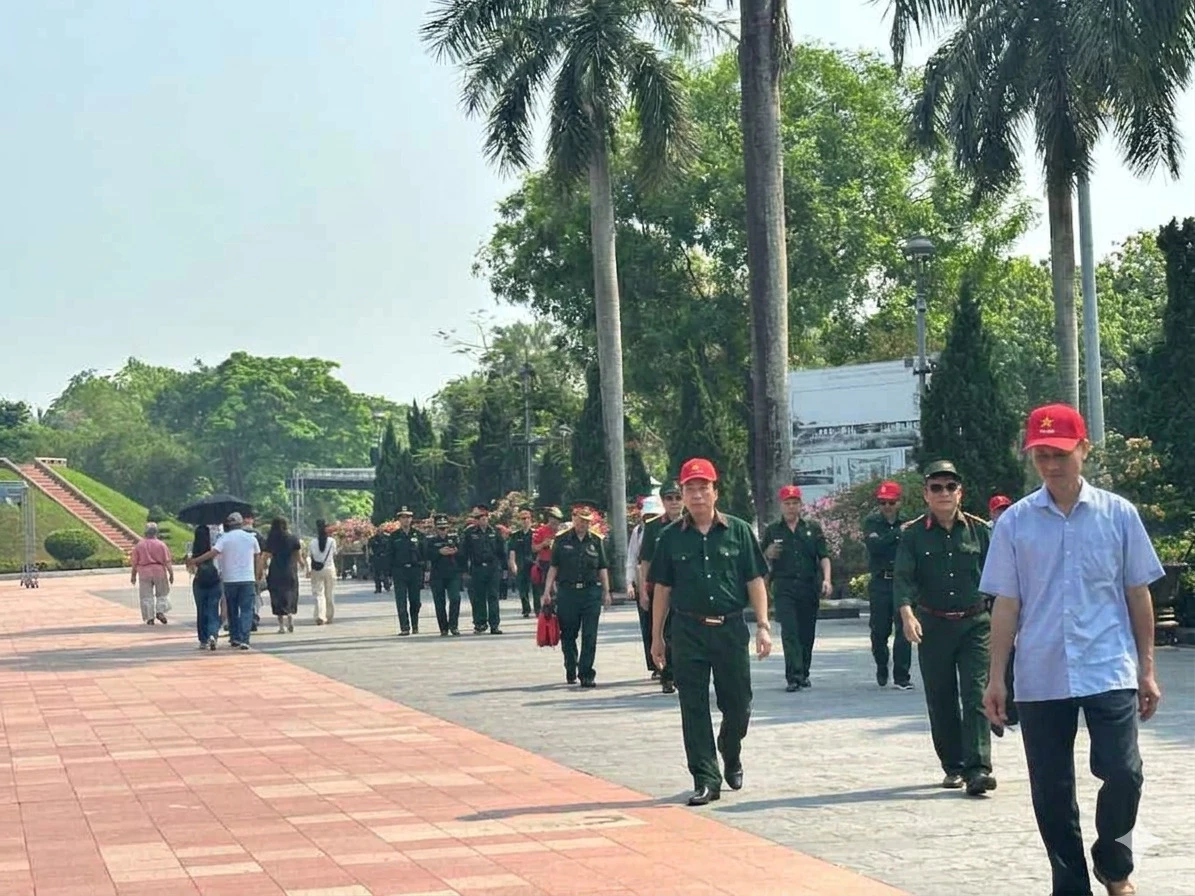 Dòng người về dâng hương tại Thành Cổ Quảng Trị - Ảnh: N.H