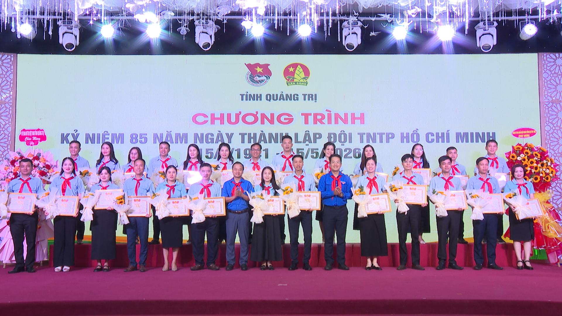 BTC trao tặng Bằng khen cho các cá nhân đạt danh hiệu Giáo viên - Tổng phụ trách Đội tiêu biểu. Ảnh: PĐ